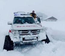Yolu kapanan mezradaki hasta, 6 saat süren çalışmayla hastaneye ulaştırıldı