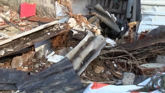 İstanbul - Maltepe’de kökünden kırılan ağaç park halindeki otomobilin üzerine devrildi