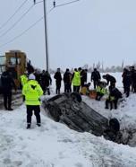 Polis aracı şarampole devrildi: 2 yaralı