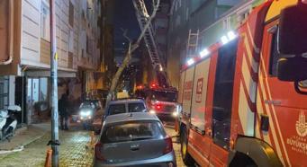 İstanbul - Bahçelievler'de çatıda yangın; alevler bitişikteki binaya sıçradı