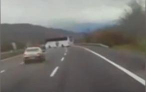 Otomobiliyle, 'U' dönüşü yapan otobüse çarpmaktan son anda kurtuldu