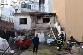 Lüleburgaz'da çıkan yangında ev kullanılamaz hale geldi