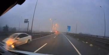 Ters yönde ilerleyen otomobil, kazaya neden oldu; o anlar kamerada