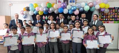 Bakan Tekin öğrencilere karne dağıttı: Yarıyıl tatilinde dinlenip, kitap okuyarak vakit geçirin