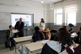 Kol ve bacakları olmayan Nakşin’e okulda alkışlı karne sürprizi