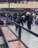 İstanbul - Maltepe'de alışveriş merkezindeki kadınların saç saça kavgası kamerada