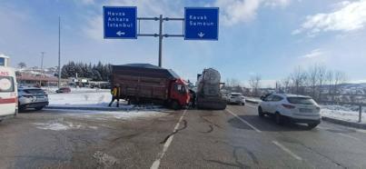 Çekici, kamyona yandan çarptı; 2 ağır yaralı