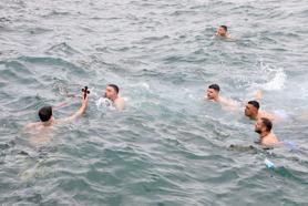 Bursa'da denizden haç çıkarma töreni düzenlendi
