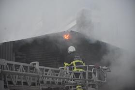 Sivas'ta 2 katlı evin çatısında yangın