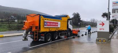 Sancaktepe’de kar ve buzlanmaya karşı çalışmalar sürüyor