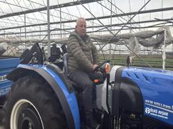 Kamyon üstünde serasına getirdiği traktörüne köprü ve otoyoldan geçiş cezası geldi