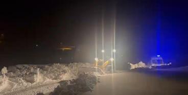 Yolu kardan kapanan köydeki hasta için ekipler seferber oldu