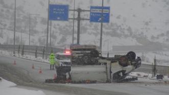 Meyve yüklü kamyonet refüjü aşarak takla attı