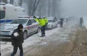 Kızak festivalinde jandarma ile çocukların kar topu savaşı