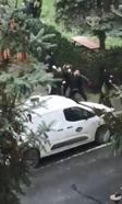 İstanbul- Beylikdüzü'nde çocuklar araçlara kartopu fırlattı; taksici peşlerinden koştu