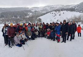 Doğa sporu tutkunlarının kar yürüyüşü