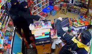 Girdikleri markette kasadaki parayı gasbeden 2 şüpheli tutuklandı