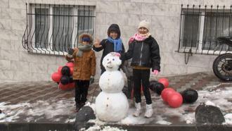 İstanbul - Kar yağışının ardından Esenler beyaza büründü; çocuklar kartopu oynadı, kardan adam yaptı