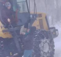 Karlıova’da taburcu olan anne ve bebeği kepçeyle evine götürüldü