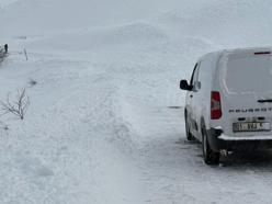 Karlıova’da taburcu olan anne ve bebeği kepçeyle evine götürüldü (2)