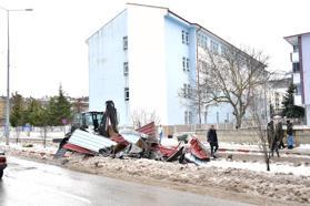 Samsun'da kuvvetli rüzgar, okulun çatısını uçurdu