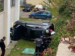 Otomobil, apartman bahçesine uçtu: 2 yaralı