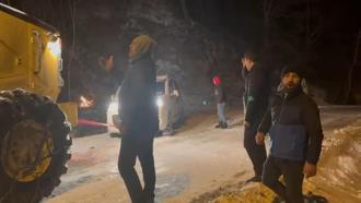 Karda mahsur kalanlar kurtarıldı