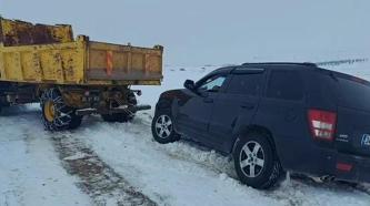 Elazığ'da karda mahsur kalan cip, kurtarıldı