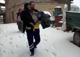 90 yaşındaki hastayı kucağını alarak ambulansa taşıdı