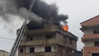 Yıkım işlemleri sırasında 4 katlı binanın çatısı yandı