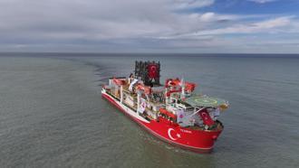 Filyos Limanı açığına demirleyen 'Yıldırım' sondaj gemisi havadan görüntülendi