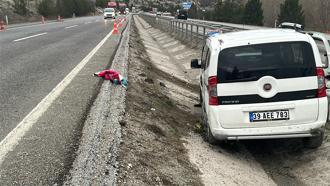 Kütahya’da hafif ticari araç refüjdeki su tahliye kanalına düştü; 2’si çocuk 3 yaralı