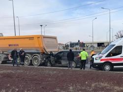 Otomobil, kırmızı ışıkta bekleyen hafriyat kamyonuna çarptı: 1 yaralı