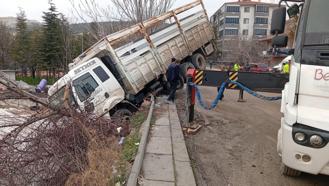 Freni tutmayan kamyon, otomobile çarpıp çitlerde asılı kaldı