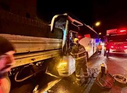 Yolcu otobüsü, TIR'a çarptı; muavin öldü, 3 yaralı