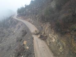 Yola düşen kaya, ulaşımın durmasına neden oldu