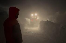 Tipide araçlarında mahsur kalanları ekipler kurtardı