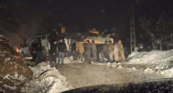 Sason’da kar nedeniyle kapanan köy yolunda cenaze için çalışma yapıldı