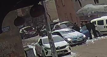 Çatıdan kopan kar kütlesi, otomobilin üzerine düştü; olay kamerada