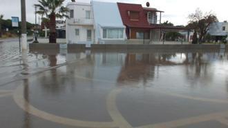 Burhaniye'de sağanak; yollar göle döndü, evlerin bodrum katlarını su bastı