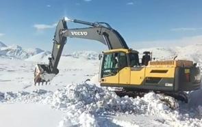 Bitlis'te kardan kapanan 92 köy yolu açıldı