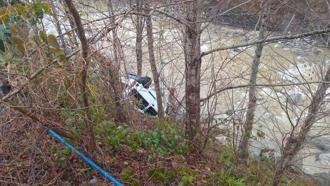 Dereye yuvarlanan hafif ticari aracın sürücüsü öldü