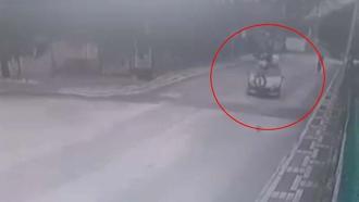 Otomobille çarpışan elektrikli bisiklet sürücüsünün yaralandığı kaza kamerada