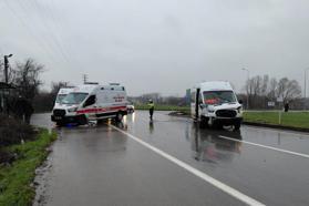 Ambulans ile servis minibüsü çarpıştı: 10 yaralı
