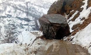 Bitlis'in 2 ilçesinde köy yollarında heyelan ulaşımı etkiledi