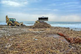 Mersin sahillerinde kıyıya vuran atıklar temizleniyor