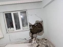 Dağdan kopan kaya parçası evin duvarını delip, yatak odasına girdi