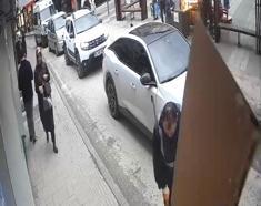 Reklam tabelası şiddetli rüzgarda temizlik işçisinin başına düştü; o anlar kamerada