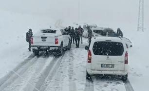 Muş’ta kar ve fırtına nedeniyle yolda kalan 3 araçta mahsur kalanlar kurtarıldı