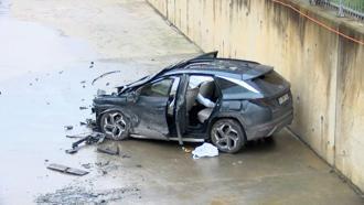 İstanbul - Küçükçekmece'de kaza yapan otomobil dereye uçtu